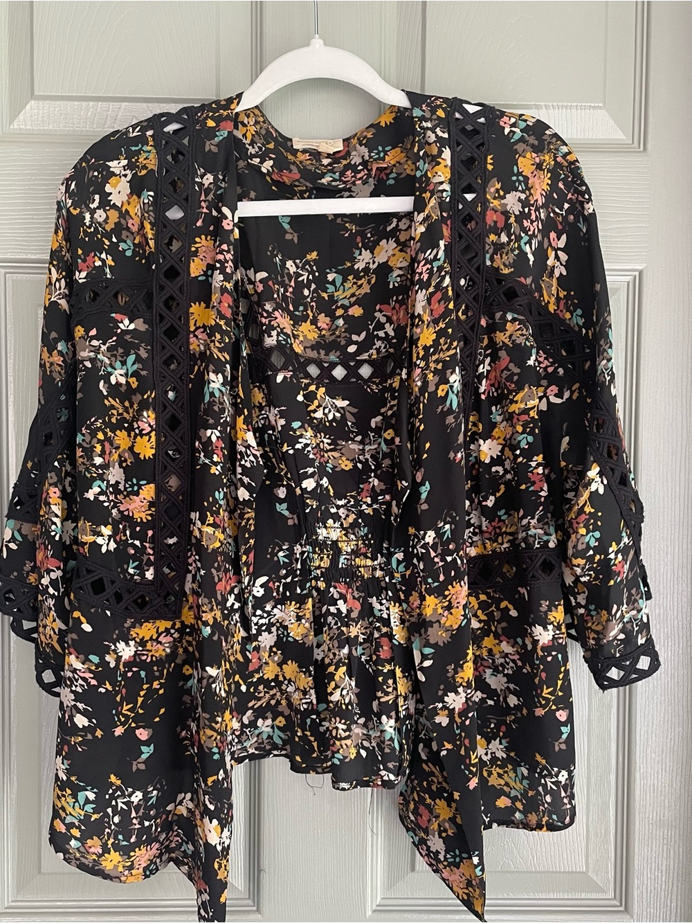 Anthropologie Meadow Rue Black Floral Lace-Trim Women's Kimono Top